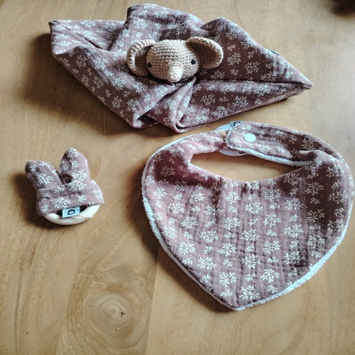 Gaspard l'Éléphant Très Élégant et Ses Accessoires : Le Compagnon Idéal de Bébé ! 🐘💖👶