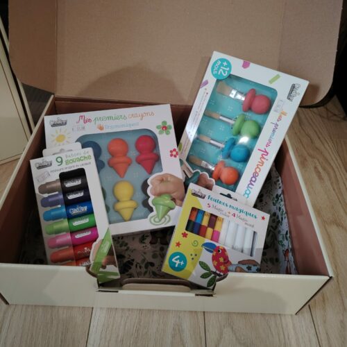 box de produits créatifs comprenant lusieurs produits