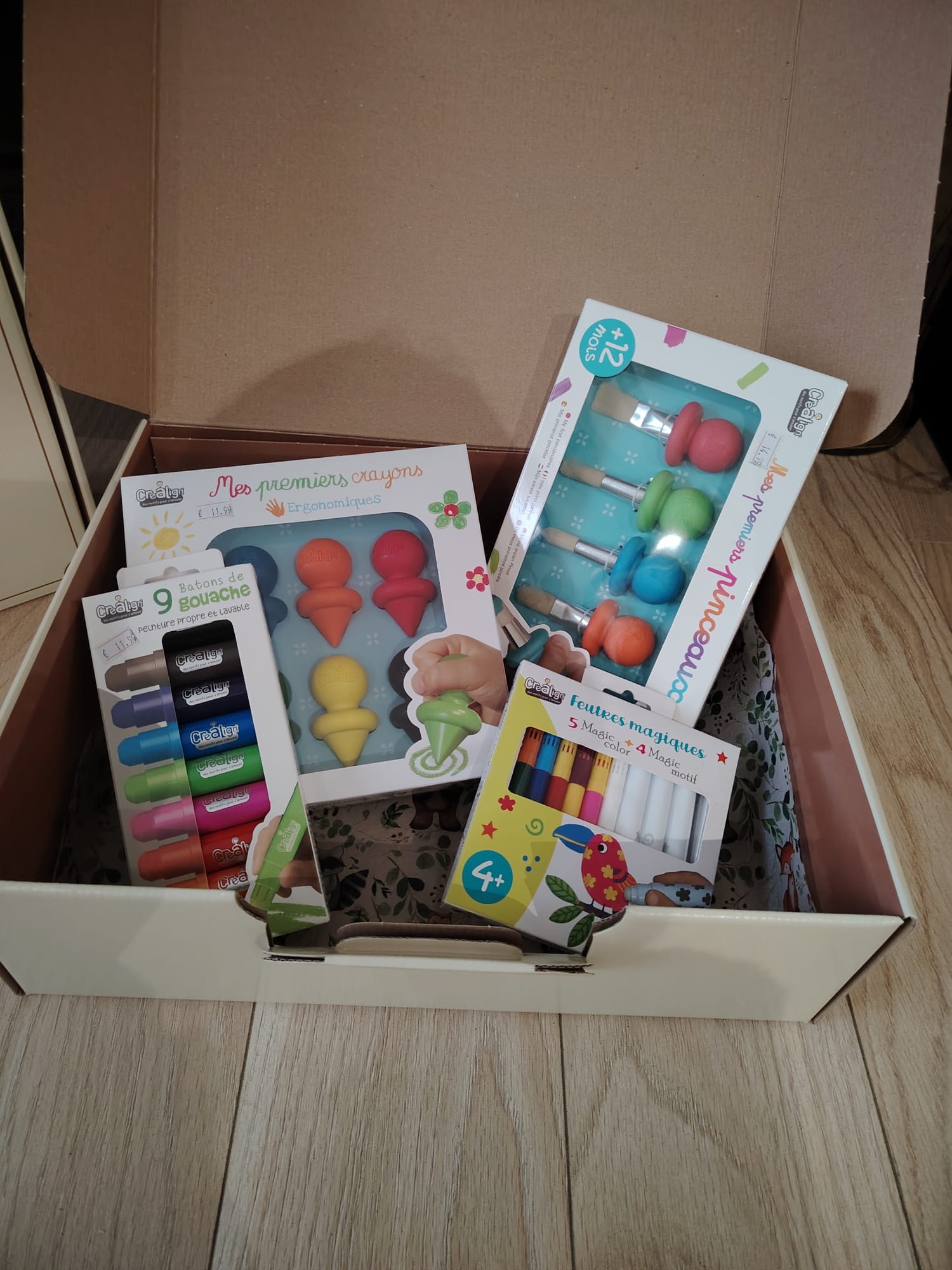 box de produits créatifs comprenant lusieurs produits